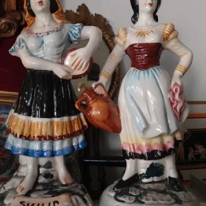 coppia statuina donna con abiti tradizionali sicilia