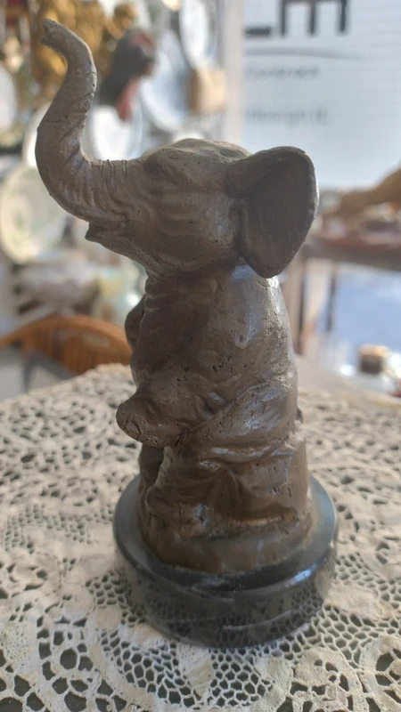 Simpatico elefantino in bronzo