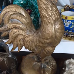 scultura in bronzo di gallo che canta