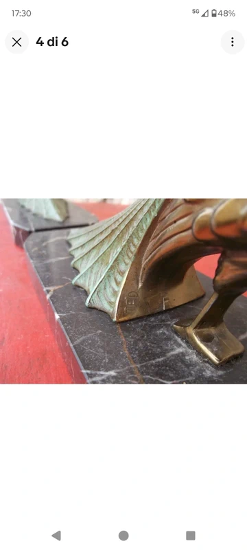 coppia di fermalibri a forma di pavone decò firmati ted su base in marmo nero coppia di fermalibri a forma di pavone decò firmati ted su base in marmo nero