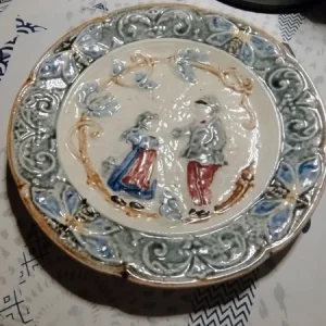 piatto decorativo barbotine francia con bambini