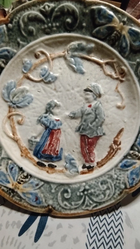 piatto decorativo barbotine francia con bambini piatto decorativo barbotine francia con bambini