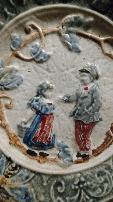 piatto decorativo barbotine francia con bambini piatto decorativo barbotine francia con bambini