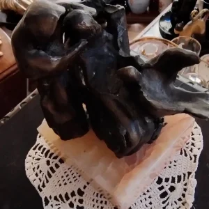 artistica scultura in bronzo: pietà con colomba