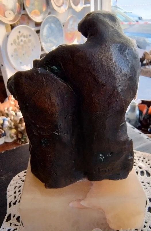 artistica scultura in bronzo: pietà con colomba artistica scultura in bronzo: pietà con colomba