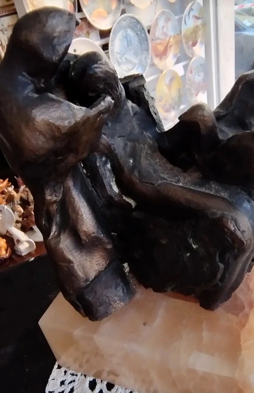 artistica scultura in bronzo: pietà con colomba artistica scultura in bronzo: pietà con colomba