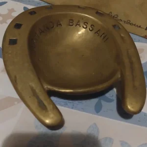 posacenere a forma di ferro di cavallo in ottone