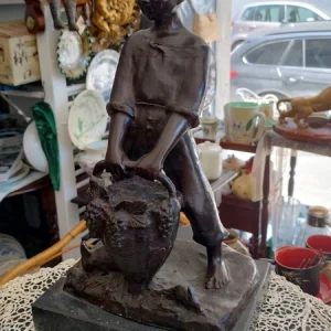 bronzo ragazzo con cesto uva vendemmia