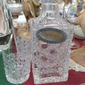 servizio cristallo pieno bottiglia whisky e bicchieri