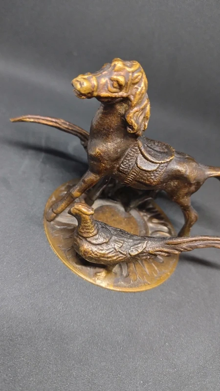 piccolo bronzo raffigurante cavallo con due fagiani piccolo bronzo raffigurante cavallo con due fagiani
