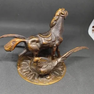 piccolo bronzo raffigurante cavallo con due fagiani