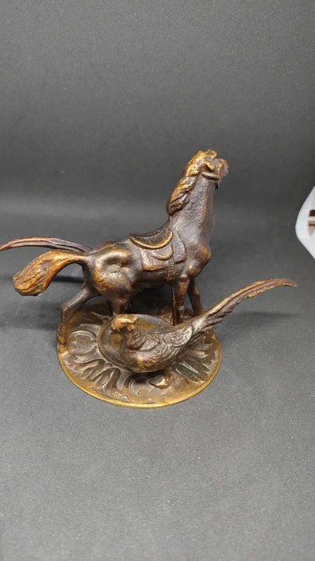 piccolo bronzo raffigurante cavallo con due fagiani piccolo bronzo raffigurante cavallo con due fagiani