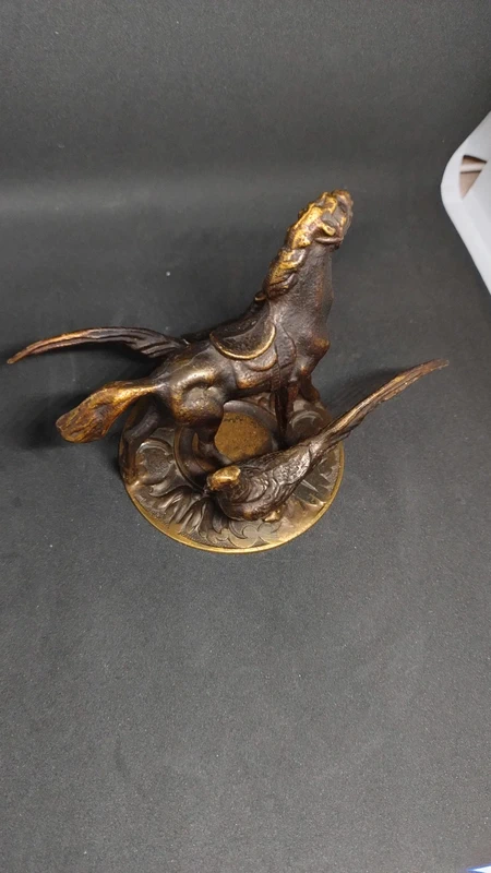 piccolo bronzo raffigurante cavallo con due fagiani piccolo bronzo raffigurante cavallo con due fagiani