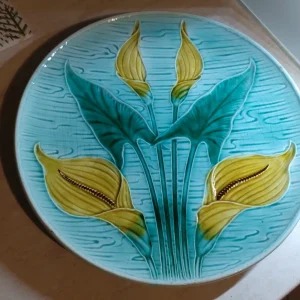 piatto arum in maiolica francese del 1900 circa