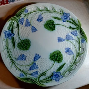 piatto in maiolica barbotine francese del 1900 circa