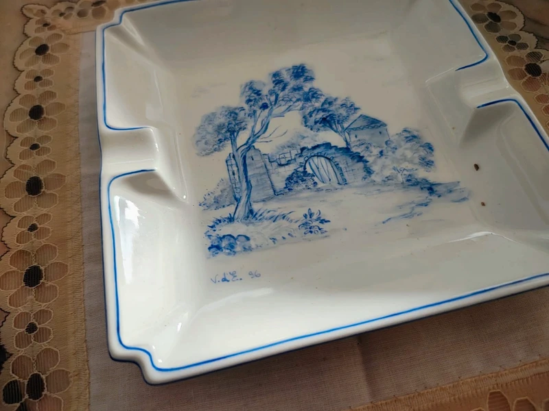 posacenere porcellana decoro blu dipinto a mano (copia) posacenere porcellana decoro blu dipinto a mano (copia)