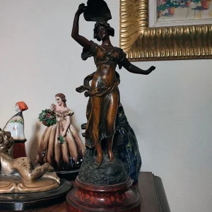 antica statua donna in metallo liberty goccia di rugiada