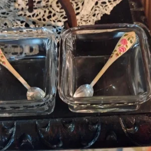 set sale e pepe in vetro con cucchiaini smaltati e decorati