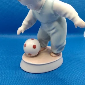 statua figura in porcellana bambino con il pallone ungheria