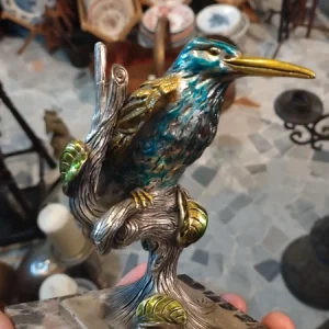 scultura martin pescatore uccello in bagno argentato dipinto a mano