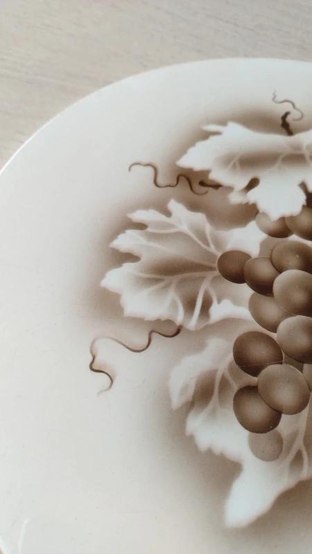 piatto sotto pentola ceramica decoro uva sui toni del marrone piatto sotto pentola ceramica decoro uva sui toni del marrone