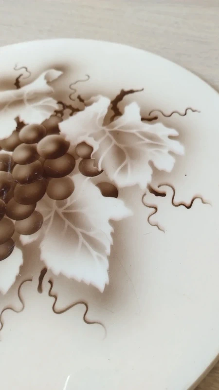 piatto sotto pentola ceramica decoro uva sui toni del marrone piatto sotto pentola ceramica decoro uva sui toni del marrone