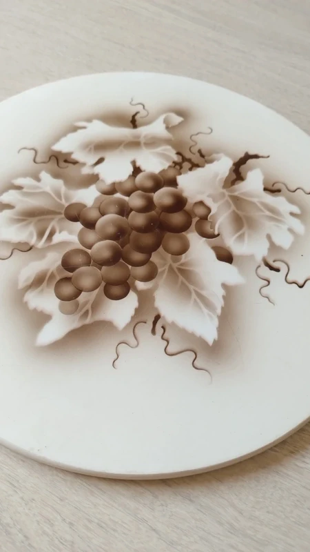 piatto sotto pentola ceramica decoro uva sui toni del marrone piatto sotto pentola ceramica decoro uva sui toni del marrone