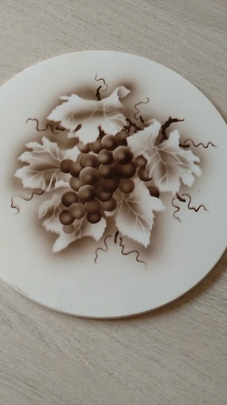 piatto sotto pentola ceramica decoro uva sui toni del marrone piatto sotto pentola ceramica decoro uva sui toni del marrone