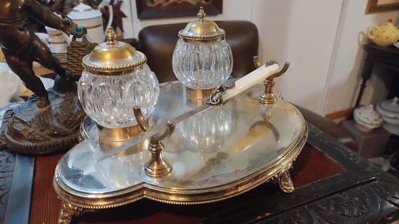 set da scrivania calamaio con tagliacarte in silver plate e vetro set da scrivania calamaio con tagliacarte in silver plate e vetro