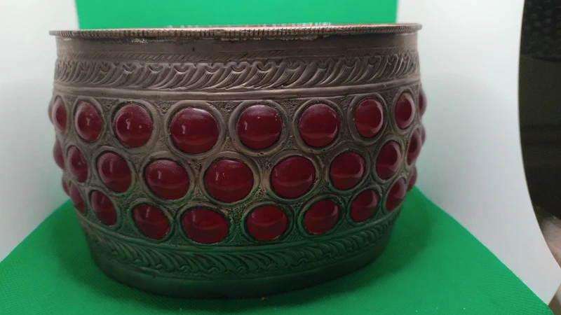 cachepot ciotola vaso metallo lavorato e vetro rosso cachepot ciotola vaso metallo lavorato e vetro rosso