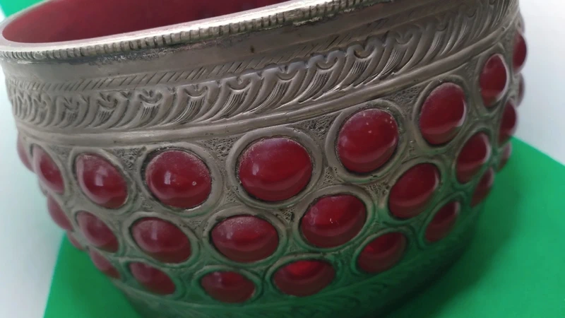 cachepot ciotola vaso metallo lavorato e vetro rosso cachepot ciotola vaso metallo lavorato e vetro rosso