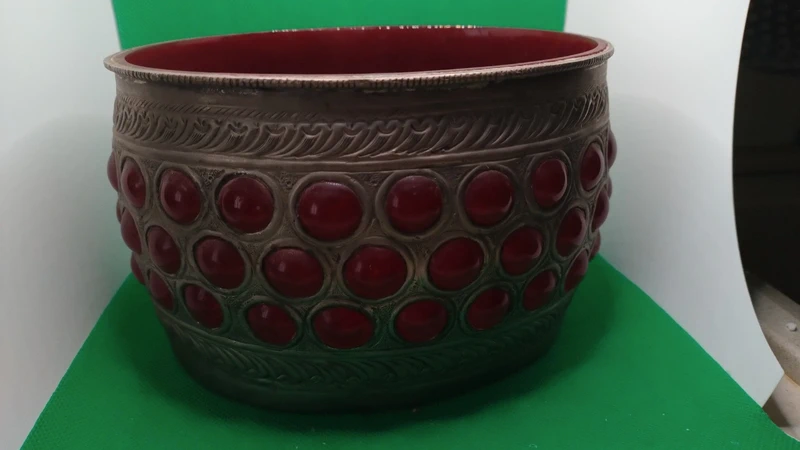 cachepot ciotola vaso metallo lavorato e vetro rosso cachepot ciotola vaso metallo lavorato e vetro rosso