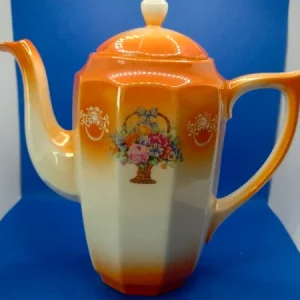 antica caffettiera colore arancione con tipico decoro cesto fiori dell'epoca
