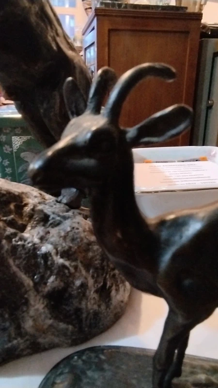 scultura di cerbiatto in bronzo scultura di cerbiatto in bronzo