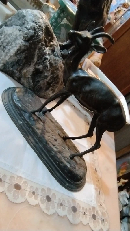 scultura di cerbiatto in bronzo scultura di cerbiatto in bronzo