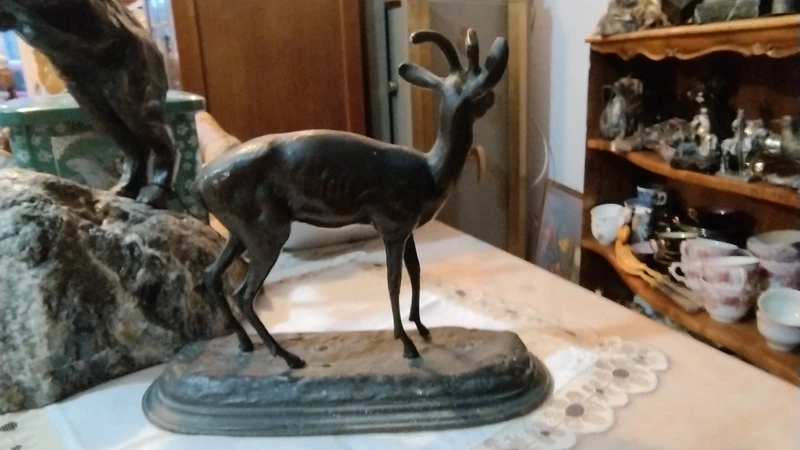 scultura di cerbiatto in bronzo scultura di cerbiatto in bronzo
