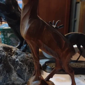 scultura di cerbiatto in legno intagliato