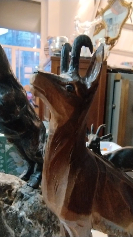 scultura di cerbiatto in legno intagliato scultura di cerbiatto in legno intagliato