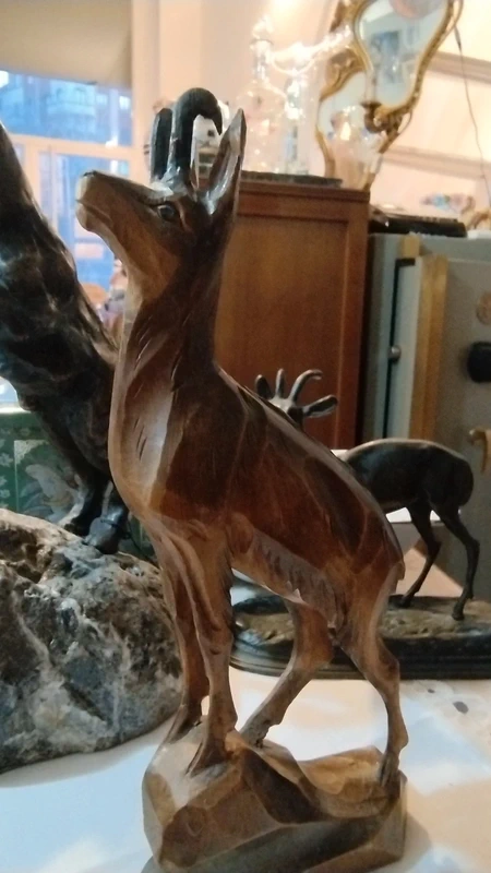 scultura di cerbiatto in legno intagliato scultura di cerbiatto in legno intagliato