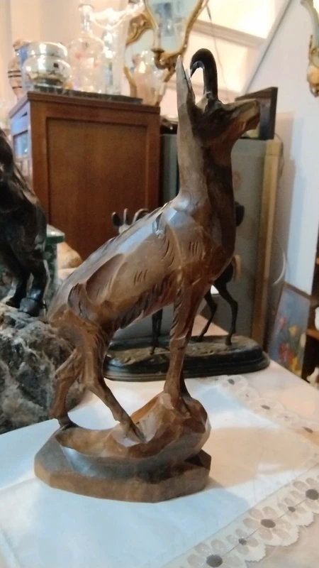 scultura di cerbiatto in legno intagliato scultura di cerbiatto in legno intagliato