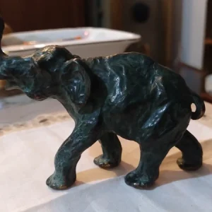 scultura di elefante in bronzo proboscide alta