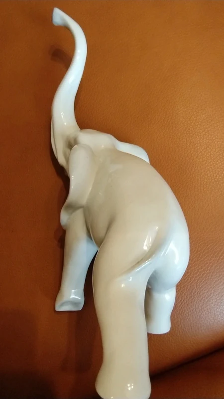 grande elefante in porcellana bianca con proboscide alta grande elefante in porcellana bianca con proboscide alta
