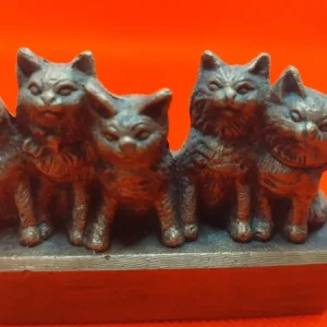 statuina raffigurante gruppo gatto gattini in bronzo