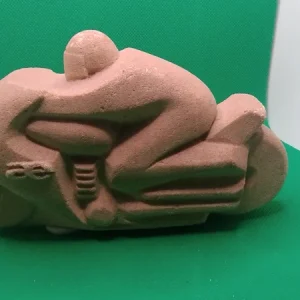 scultura in pietra, belgio, raffigurante un motociclista che corre con la sua moto