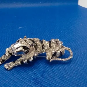 spilla pantera colore argento e nero