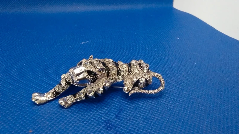 spilla pantera colore argento e nero spilla pantera colore argento e nero