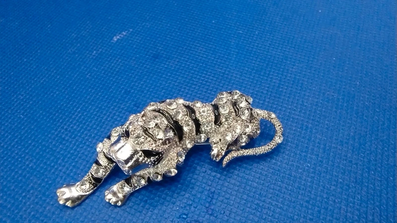 spilla pantera colore argento e nero spilla pantera colore argento e nero