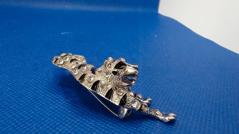 spilla pantera colore argento e nero spilla pantera colore argento e nero