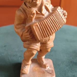 scultura in legno musicista suonatore di fisarmonica