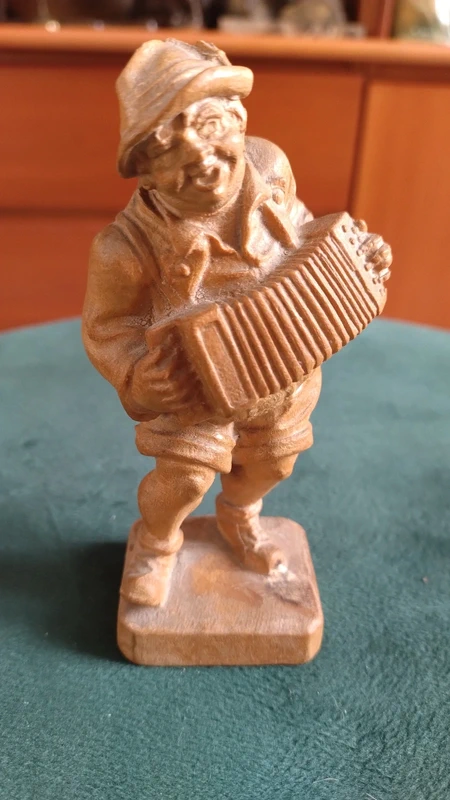scultura in legno musicista suonatore di fisarmonica scultura in legno musicista suonatore di fisarmonica
